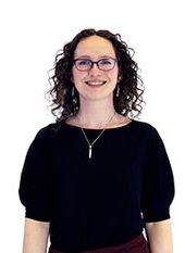 Headshot of Victoria Easton.