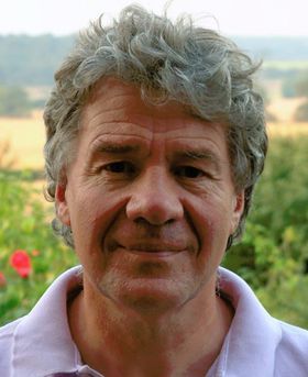 Headshot of David Sherratt.